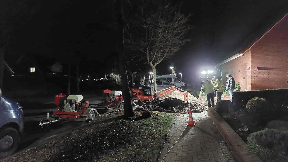 Mit einem Bagger waren Mitarbeiter der Stadtwerke am Montagabend bei einem Rohbruch beschäftigt. Foto: Hanssen