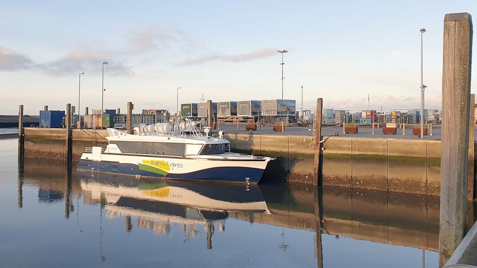 Der "WattnExpress" verfügt über 50 Sitzplätze. Künftig soll er zwischen Neuharlingersiel und der Insel Spiekeroog verkehren. Foto: Nordseebad Spiekeroog GmbH