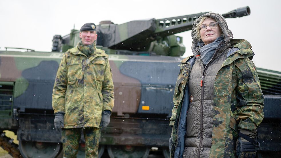 Christine Lambrecht beim Besuch der Panzerlehrbrigade 9 vor einem Puma. Foto: dpa/Philipp Schulze