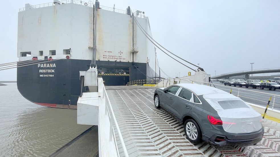 Die Parana aus Rostock wird in Emden mit Autos für den UK-Markt beladen. Foto: Päschel