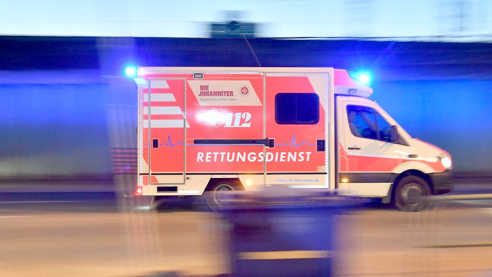 Ein Rettungswagen der Johanniter fährt mit Blaulicht zu einem Einsatzort. Die Einsatzkräfte von Feuerwehr und Rettungsdiensten geraten immer wieder in brenzlige Situationen. Foto: Roessler/dpa