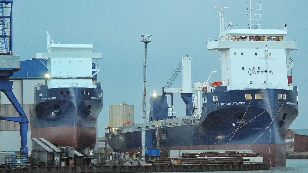 Während das eine Schiff schon im Hafen schwimmt, wird das zweite noch gebaut. Foto: Wolters