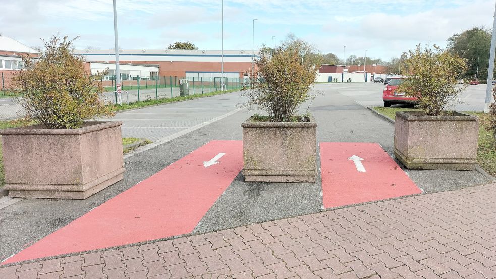 Zwischen den Kübeln führt der Weg vom Wallster Weg zum Arena-Parkplatz.