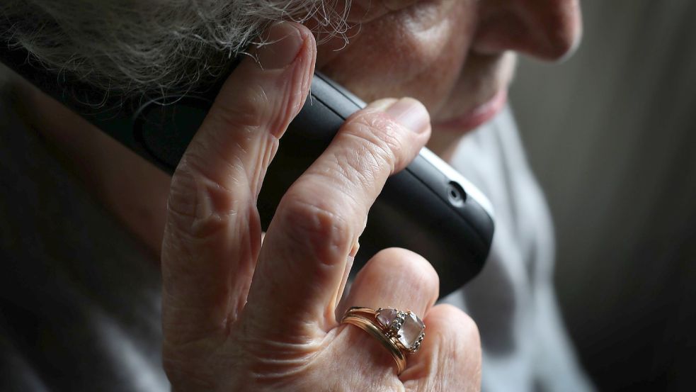 Eine ältere Frau telefoniert mit einem schnurlosen Festnetztelefon. Gerade bei Seniorinnen und Senioren versuchen Betrüger, durch den so genannten Enkeltrick oder Schockanrufe Geld zu erbeuten. Foto: Karl-Josef Hildenbrand/dpa