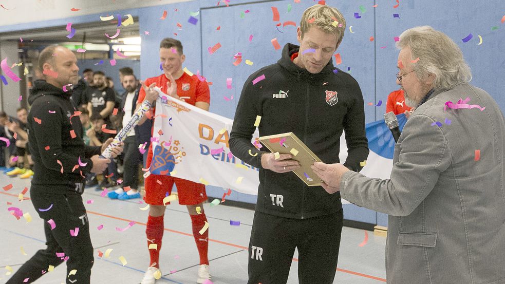 Der stellvertretende Vorsitzende des KSB Leer, Egge Mansholt (rechts), ehrte Holtlands Trainer Jörn Janssen, der von der Ehrung völlig überrascht wurde. Foto: Doden/Emden