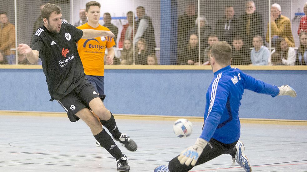 Die U23 des TV Bunde (schwarzes Trikot) verlor gegen den Holter SV zum Auftakt 0:2. Beide schieden aber aus. Foto: Doden/Emden