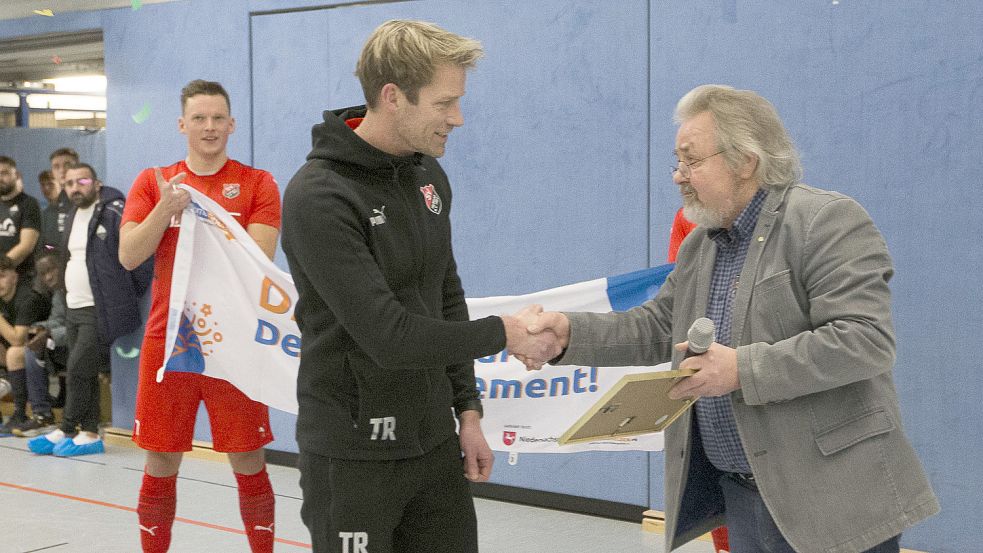 Egge Mansholt ehrte Jörn Janssen. Foto: Doden/Emden