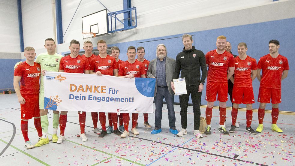 Jörn Janssen mit seiner Mannschaft, die ihm am Abend vier Siege schenkte. Foto: Doden/Emden