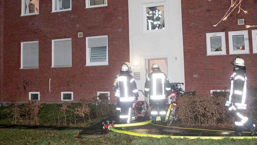 Weil die Bewohner nicht zu Hause waren, mussten sich die Einsatzkräfte zunächst Zugang zu der Wohnung verschaffen, in dem der Rauchmelder Alarm geschlagen hatte. Foto: Rand/Feuerwehr Weener