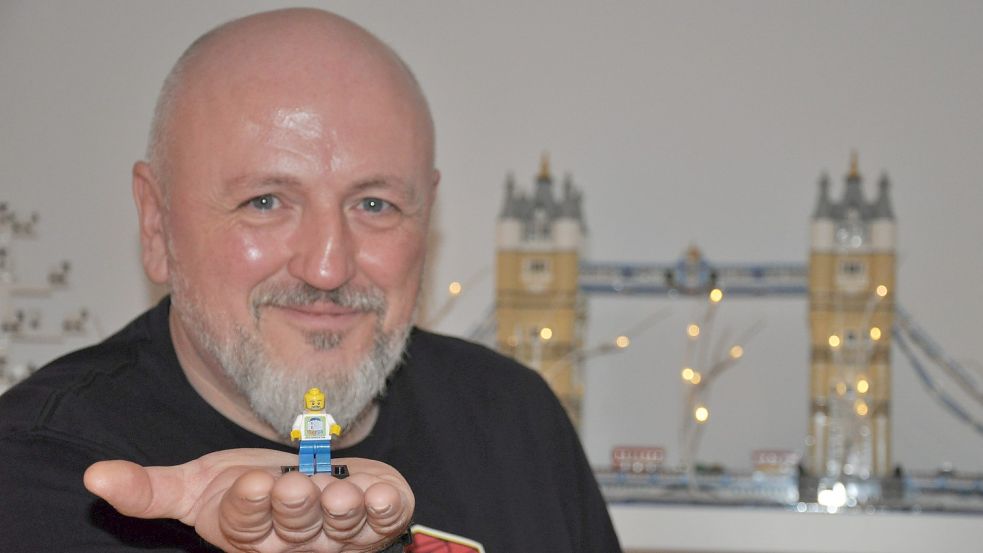 Frank Boor mit seiner eigenen Minifigur aus Lego. Foto: Ullrich