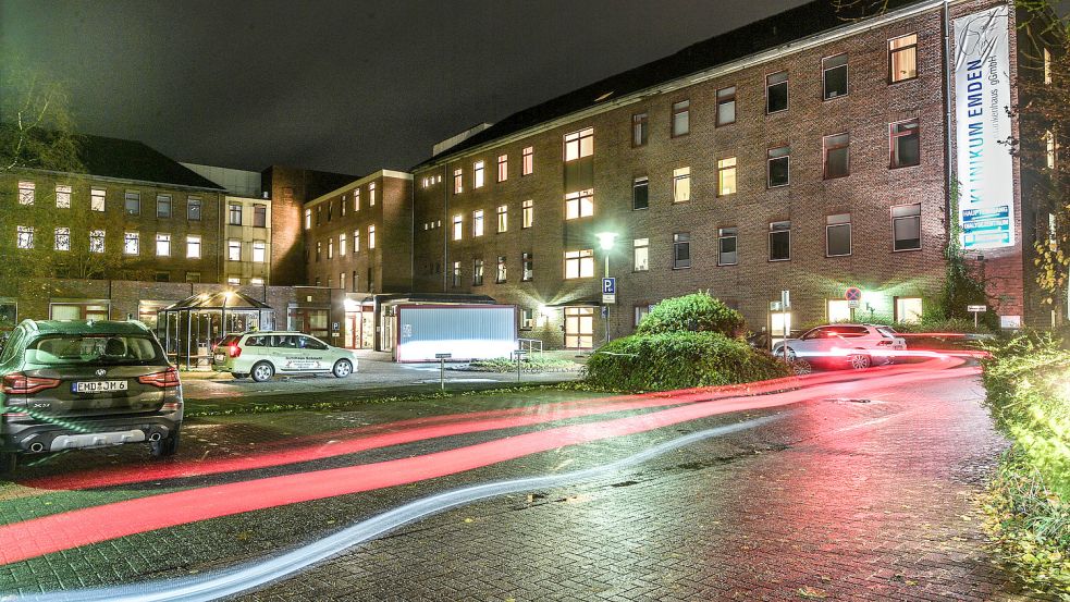 Rheumakranke brauchen bei der Wassergymnastik besonders warme Becken. Die sind außerhalb der Krankenhäuser (hier ist die Emder Klinik zu sehen) aber kaum noch zu finden. Foto: Ortgies/Archiv