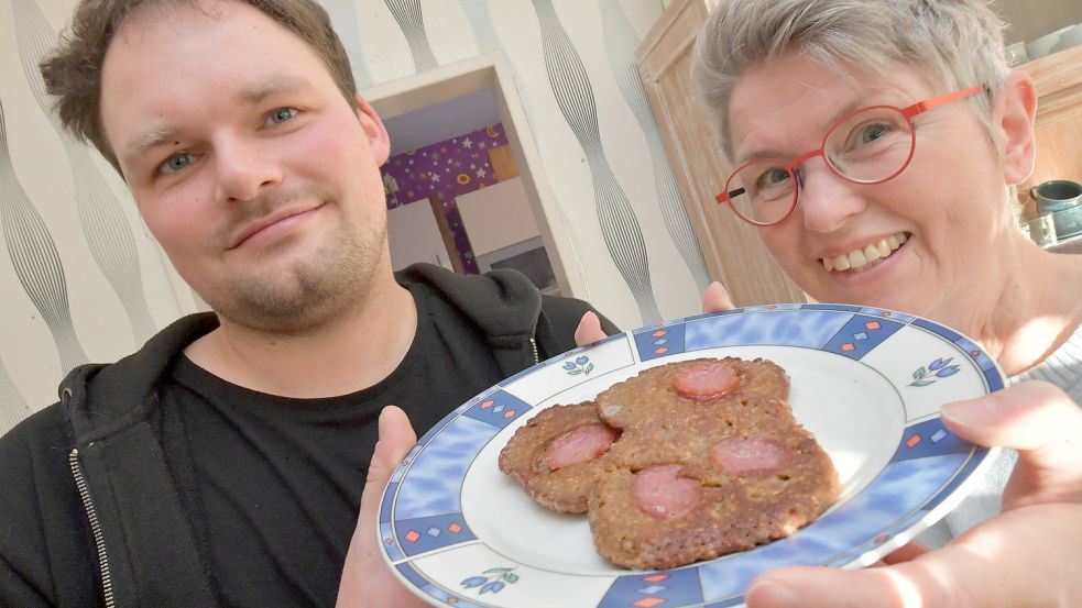 Oh, wat lecker – findet jedenfalls Ostfriesin Karin Lüppen. Der Kollege Michael Kierstein scheint nicht überzeugt zu sein. Foto: Ortgies