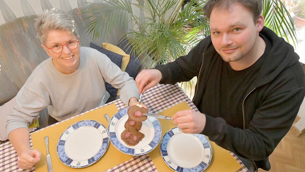 Jetzt kommen die Speckendicken auf den Teller. Man kann sie auch aus der Hand essen. Foto: Ortgies