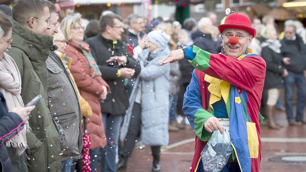 Dieser verkleidete Teilnehmer hatte sichtlich Spaß und verteilte auch noch Süßigkeiten. Foto: Doden/Emden