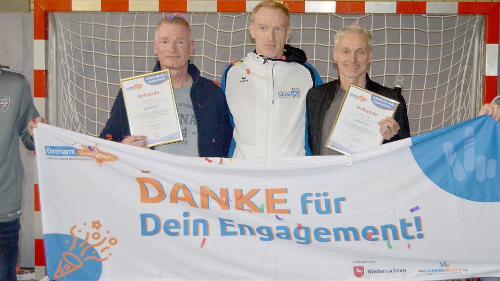 Peter Bartsch (Vorsitzender des Stadtsportbundes Emden/mitte) überraschte die beiden Organisatoren des Emder Silvesterlaufes, Michael Dannecker (links) und Michael Janssen, jeweils mit einer Urkunde. Foto: Weers