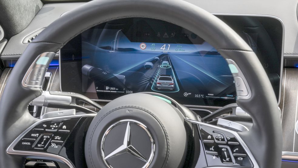 Wenn der Drive Pilot angeschaltet ist, darf man unter bestimmten Voraussetzungen auch andere Dinge tun, als auf die Straße zu schauen. Foto: Mercedes-Benz Group
