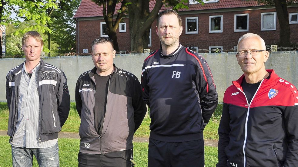 Frank Ammermann (Obmann, von links), Frank Scholl (Co-Trainer) und Frank Bajen (Trainer) haben bei Germania Leer aufgehört. Arndt Watzema wird den Bezirksligisten wohl künftig betreuen. Foto: Herzog