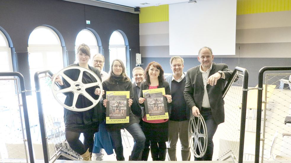 Vor gut zwei Jahren wurde der Filmklub der Norder Kreisvolkshochschule reaktiviert. Neben der Landkultur Freepsum handelt es sich ostfrieslandweit derzeit um den einzigen Abspielort des Projekts „Dorfkino einfach machbar“. Das Bild zeigt Siemke Hanßen (von links), Hans-Georg Rahmann, Dorothee Maack, Marcus Aukskel, Irina Eifert, Heiko Schmelzle und Friedhelm Endelmann. Archivfoto: KVHS