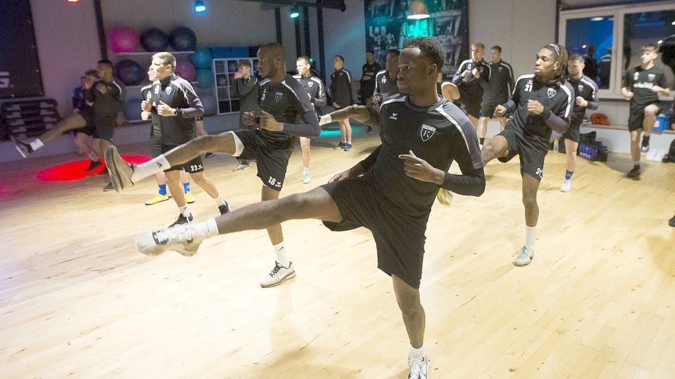 Bei der Kampfsport-Fitnesseinheit Bodycombat im Emder Fitnessstudio „Pier5“ waren auch die beiden Testspieler Ronald Lombaya (vorne rechts) und Emaraude Betani-Baku (dahinter) dabei. Foto: Doden/Emden