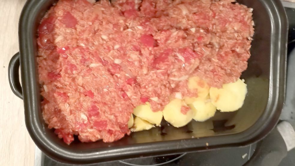 Kartoffelfliesen mit einer Deckschicht aus Thunfisch-Tomatenmasse. Foto: Schönig
