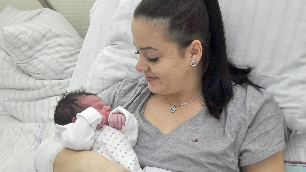 Anisa ist eines der ersten Emder Babys dieses Jahres. Das Mädchen erblickte am Neujahrstag um 10.33 Uhr im Borromäus-Hospital in Leer das Licht der Welt. Es ist das erste Kind von Eileen und Nasat Zöller aus Emden. Foto: Wolters