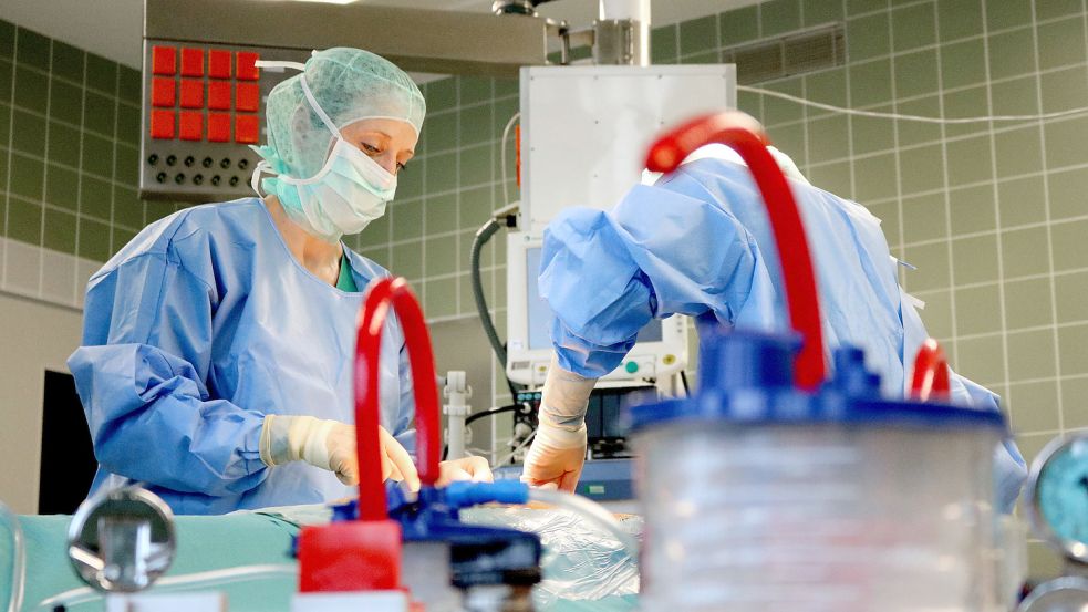 Schwierige Operation: Die Krankenhausreform soll den wirtschaftlichen Druck von den Kliniken nehmen. Foto: Dt. Gesellschaft für Gewebetransplantation gGmbH/DPA