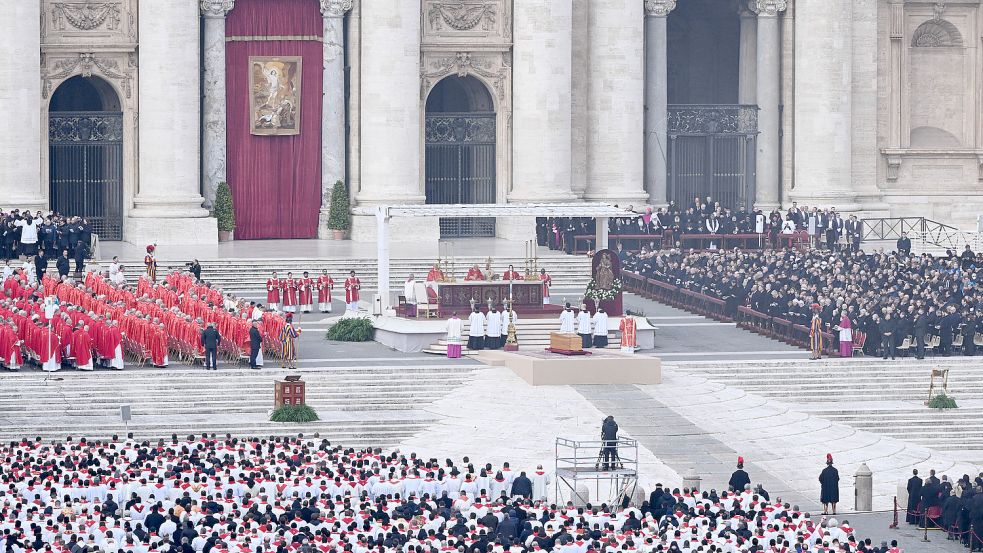 Vor dem Petersdom in Rom zelebrierte Papst Franziskus die Beerdigung des emeritierten Papstes Benedikt XVI.. Foto: Ulmer/Imago Images