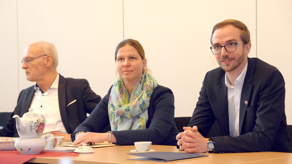 Moormerland hat Nachholbedarf, darin waren sich (von rechts) Bürgermeister Hendrik Schulz, Ministerin Wiebke Osigus und der Regionalbeauftragte für Weser-Ems, Franz-Josef Sickelmann, einig. Foto: Lüppen