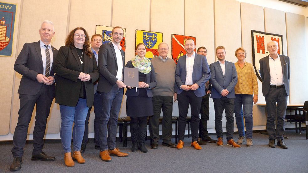 Bei der Übergabe des Förderbescheids waren neben Bürgermeister Hendrik Schulz (Vierter von links) und Minister Wiebke Osigus auch Landrat Matthias Groote (von links), die SPD-Bundestagsabgeordnete Anja Troff-Schaffarzyk, der Erste Gemeinderat Jörg Lorenz, der CDU-Fraktionsvorsitzende Dieter Baumann, der SPD-Landtagsabgeordnete Nico Bloem, die Fraktionsvorsitzenden Stefan Haseborg (Grüne) und Carsten Janssen (SPD), die Grünen-Landtagsabgeordnete Meta Janssen-Kucz sowie der Regionalbeauftragte Franz-Josef Sickelmann anwesend. Foto: Lüppen