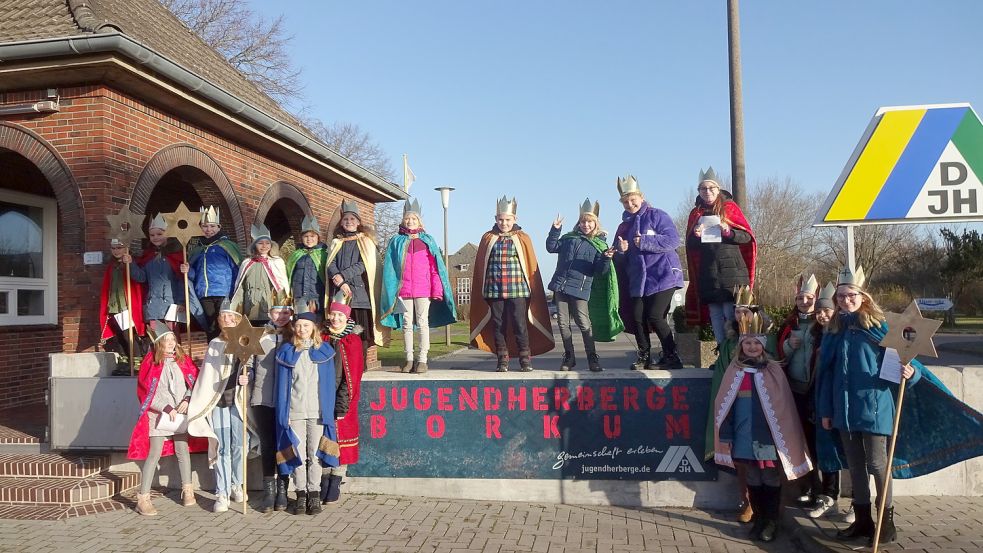 Die Borkumer Sternsinger waren auch zu Gast in der Jugendherberge. Foto: Langkau