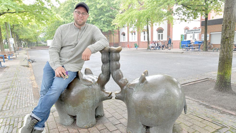 Oliver van Grieken kennt sich im Stadtteil Port Arthur/Transvaal bestens aus. Er ist Vorsitzender des Bürgervereins. Hier posiert er mit Ottifanten. Im Stadtteil nämlich wuchs Otto Waalkes auf.