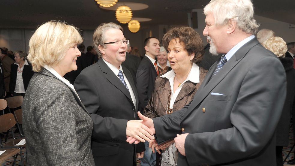 Das war im Jahr 2011: Der damalige Oberbürgermeister Alwin Brinkmann (rechts) und dessen Frau Doris begrüßen Bernd Bornemann und dessen Frau Ilse. Bornemann trat noch im selben Jahr die Nachfolge von Brinkmann an. Foto: F. Doden/Archiv