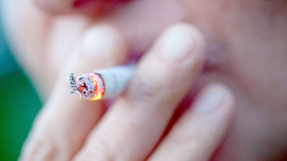 Das Rauchen ist laut Statistik rückläufig. Allerdings sagen das nicht alle Zahlen. Foto: Christoph Schmidt/dpa