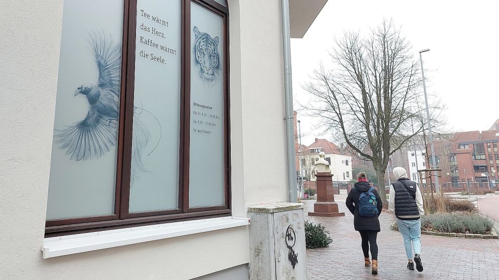 Noch klebt die Werbung vom Café Baum an den Scheiben, doch am Schweckendieckplatz soll ein neuer Mieter einziehen. Foto: Hanssen