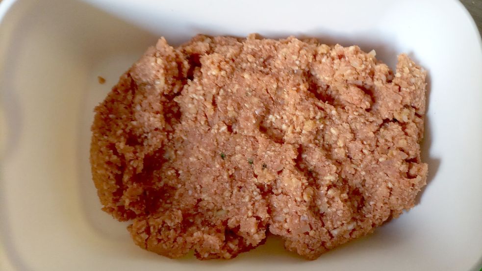 Veganes Mett, kurz vor der Verteilung auf Brötchen. Foto: Schönig