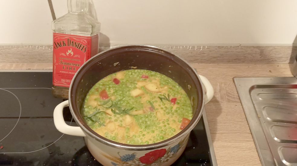 Auch eine Variation: In einem guten Curry macht sich auch eine Prise Zimt (links) bisweilen nicht schlecht. Foto: Schönig