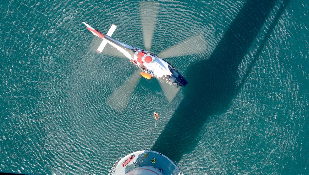 Ein Helikopter des Emder Unternehmens NHC nähert sich einem Windrad. Der Offshore-Markt ist bei den Dienstleistern ist hart umkämpft. Foto: Privat