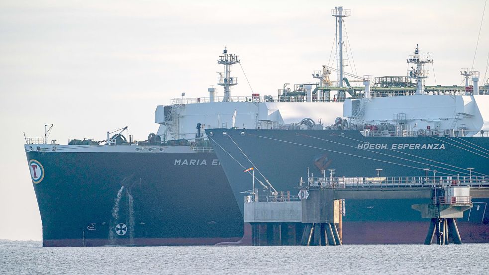 Das mit verflüssigtem Erdgas beladene Tankschiff „Maria Energy“ (hinteres Schiff) liegt am schwimmenden Terminal, dem Spezialschiff „Höegh Esperanza“ vor Wilhelmshaven. Foto: Schuldt/dpa