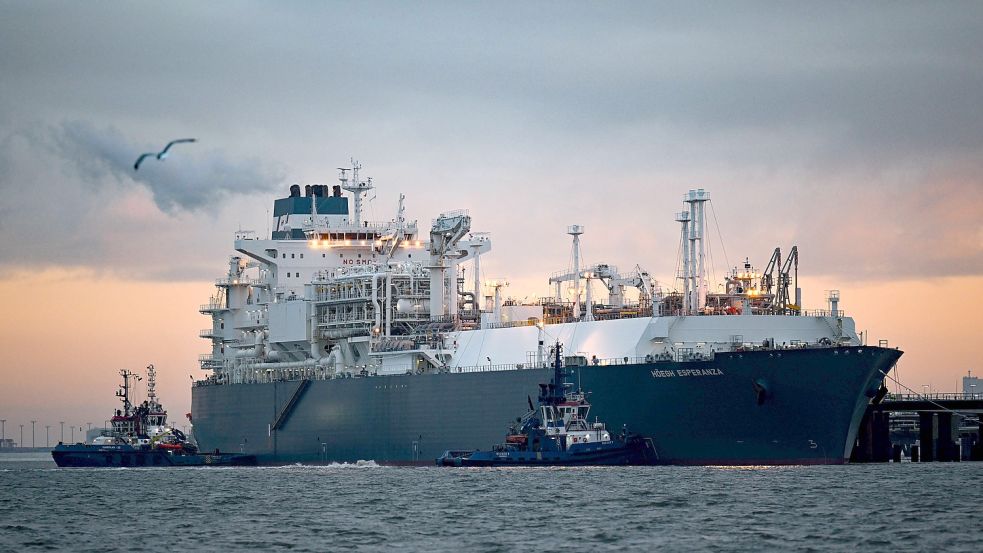 Das Spezialschiff „Höegh Esperanza“ wird in Wilhelmshaven angelegt. Es dient als schwimmende Plattform, um Flüssigerdgas (LNG) anzulanden und zu regasifizieren. Foto: Schuldt/dpa