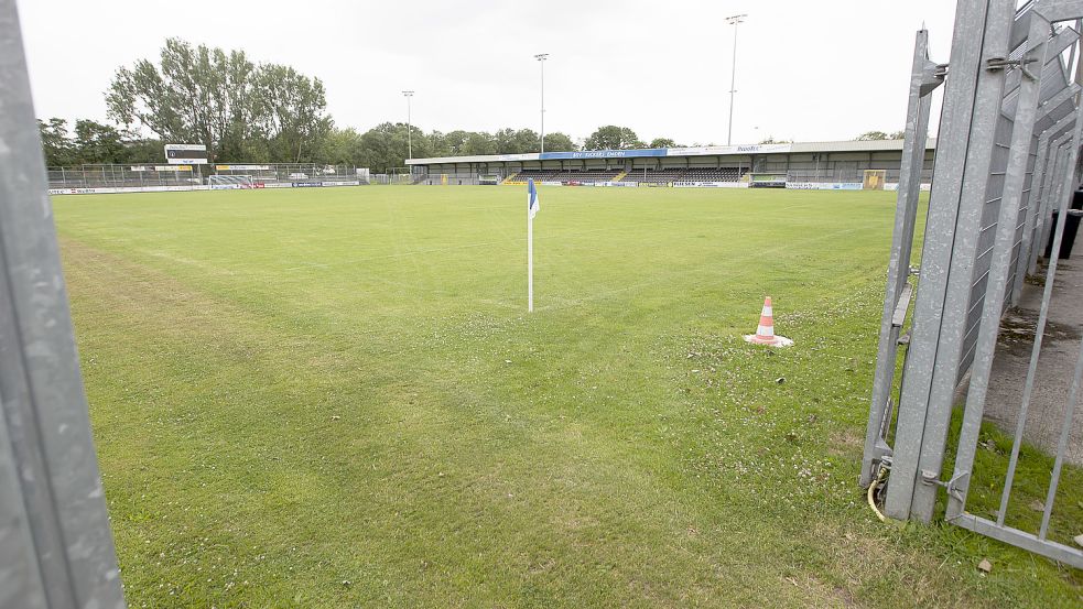 Der Kickers-Platz im Ostfrieslandstadion war in der Vorrunde in einem erstaunlich guten Zustand. Nur eine Partie musste abgesagt werden. Die Platzsanierung ist hingegen ins Stocken gekommen. Archivfoto: Doden/Emden