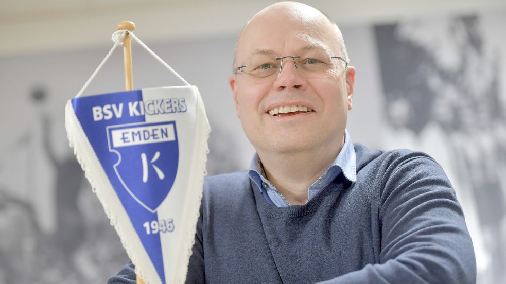 Kickers-Boss Dr. Jörg Winter hofft, die geplante Platzsanierung im Ostfrieslandstadion doch noch realisieren zu können. Archivfoto: Ortgies