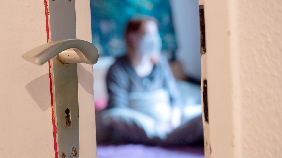 Wer sich mit dem Coronavirus infiziert, muss sich in Niedersachsen in wenigen Wochen nicht mehr verpflichtend isolieren. Foto: Gollnow/DPA