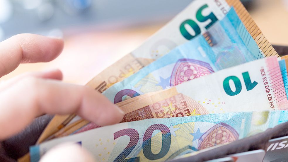Mehr Geld im Portemonnaie: Die Bewilligungsquote ist im Landkreis Wittmund nach der Wohngeldreform gestiegen. Foto: Skolimowska/dpa