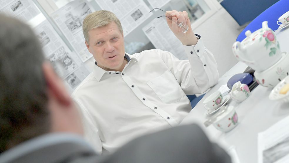 Ulf Thiele im Gespräch mit Redakteur Martin Teschke: „Es müssen die richtigen Bedingungen geschaffen werden, damit diese Region nicht deindustrialisiert wird. Deshalb müssen wir unsere Hausaufgaben machen – jetzt.“ Foto: Ortgies