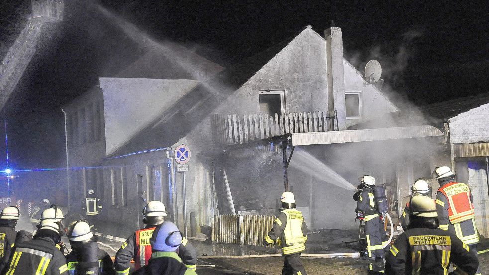 Ein Carport hat in der Nacht zu Sonntag in Leer gebrannt. Fotos: Wolters