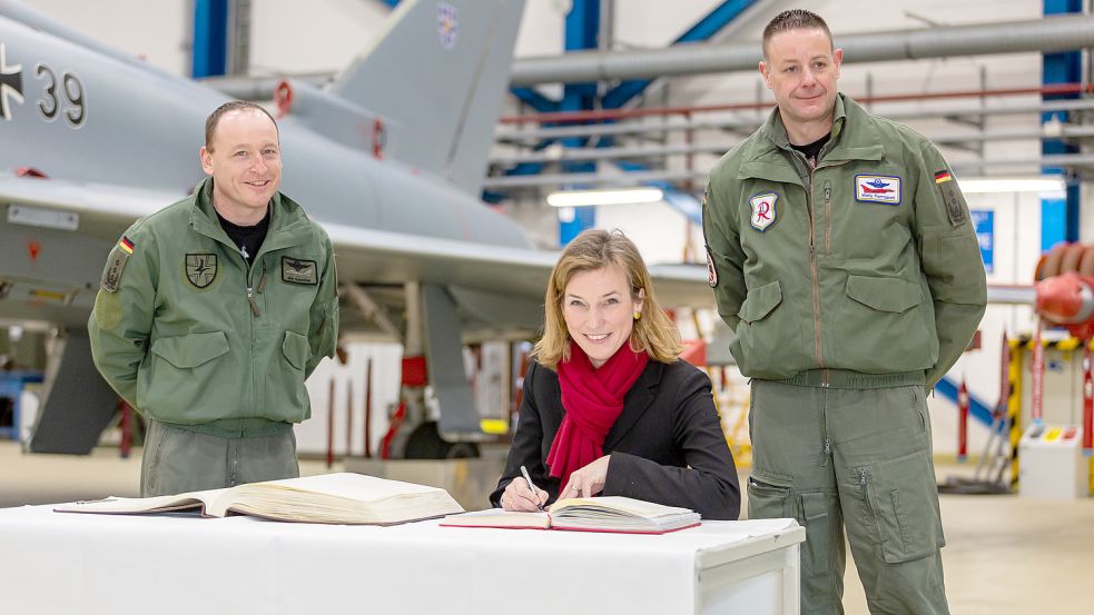 Siemtje Möller beim Besuch des Wittmunder Richthofen-Geschwaders in Laage bei Rostock, wohin das Geschwader wegen Bauarbeiten in Wittmund ausgelagert ist. Im Foto von links: Joachim Kaschke, Kommodore des Laager Luftwaffengeschwaders Steinhof, Siemtje Möller, Walfried Ramspott, Kommodore des Wittmunder Richthofen-Geschwaders. Foto: SPD/Büro Siemtje Möller