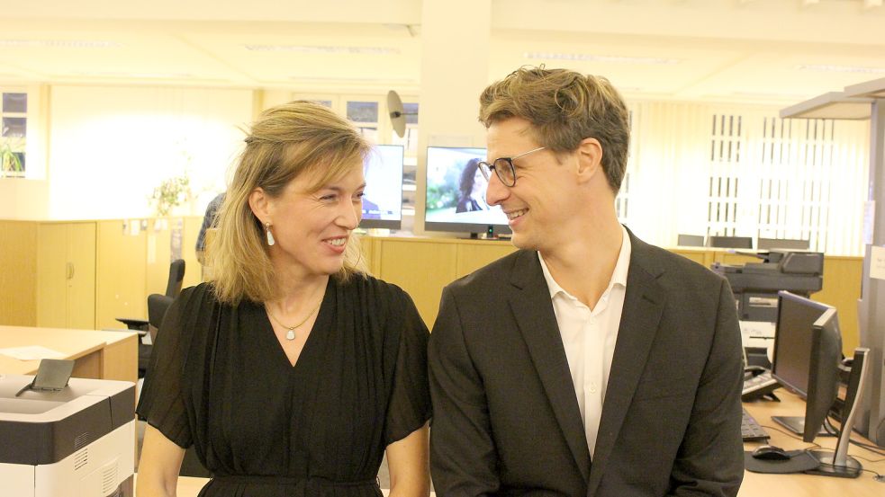 Siemtje Möller und ihr Mann Sören Mandel am Abend der Bundestagswahl 2021, als klar war, dass sie das Direktmandat wieder geholt hatte. Das Bild entstand in der Wahlzentrale für die Bundestagswahl im Wilhelmshavener Rathaus. Foto: Oltmanns