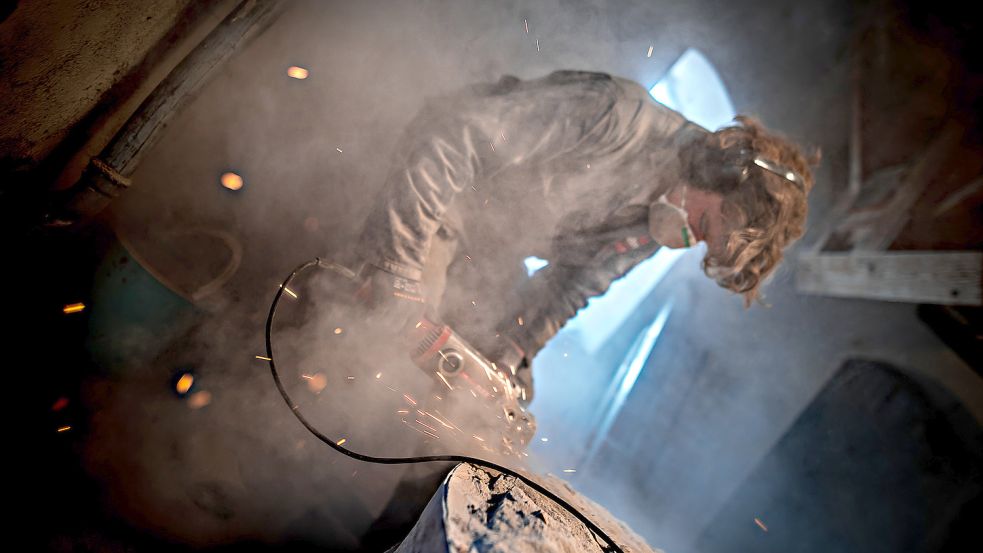 Flexend verwandelt Roland Scheltens das Untergeschoss der Mühle in blickdichten Nebel. Fotos: Cordsen