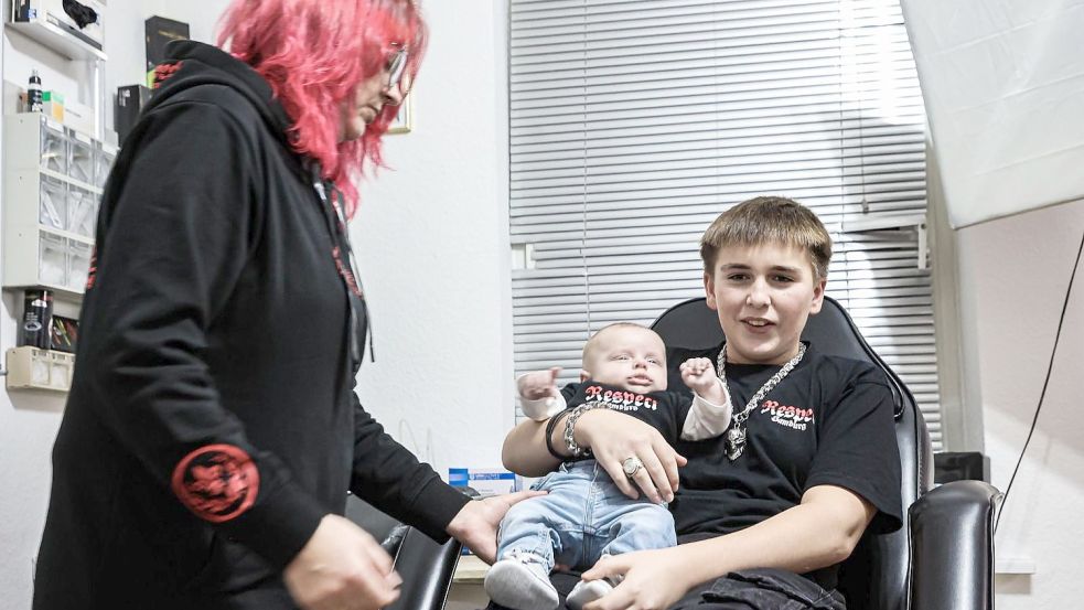 Den Weg nach Hamburg ist Marco Apfler zusammen mit seiner Familie gegangen. Anneliese Janßen (links) mit ihrem ältesten Sohn Lasse (rechts) und dem drei Monate alten Sohn Tayler im neuen Tattoo-Studio „Tief unter deine Haut“. Foto: privat