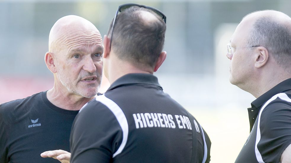 Kickers Emden (links Trainer Stefan Emmerling) baut derzeit den Kader des Regionalliga-Letzten um. Foto: Doden/Emden